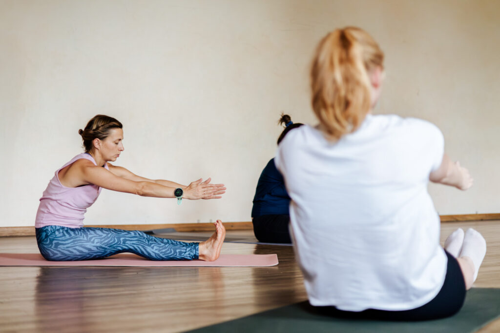 Doris Sattelberger leitet eine Pilatesübung mit Teilnehmerinnen in Linz an