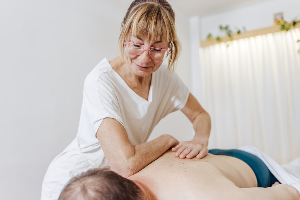 Doris Sattelberger bei einer Rückenmassage