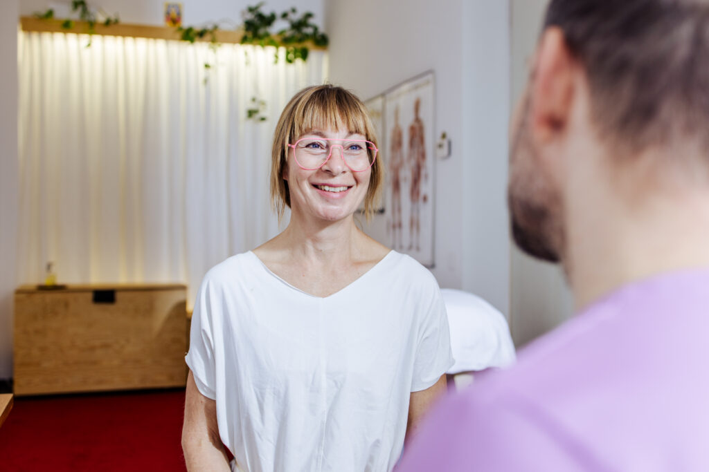 Pantarei-Praktikerin Doris Sattelberger im persönlichen Gespräch mit einer Person